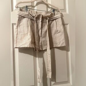 High waist paper bag beige and white linen shorts